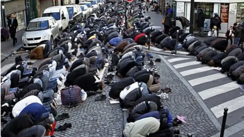 muslims praying on street